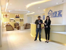 熱烈祝賀何總簽約創(chuàng)綠家上海市區(qū)級代理！