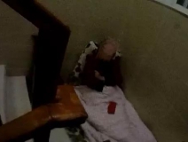 為了幫兒子收快遞，南京老夫妻被迫睡樓道
