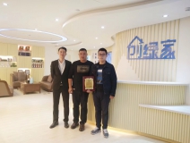 熱烈祝賀何總父子簽約創(chuàng)綠家江西省市級代理！